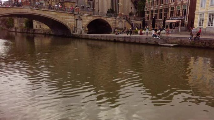 比利时根特的中世纪大教堂和运河上的桥