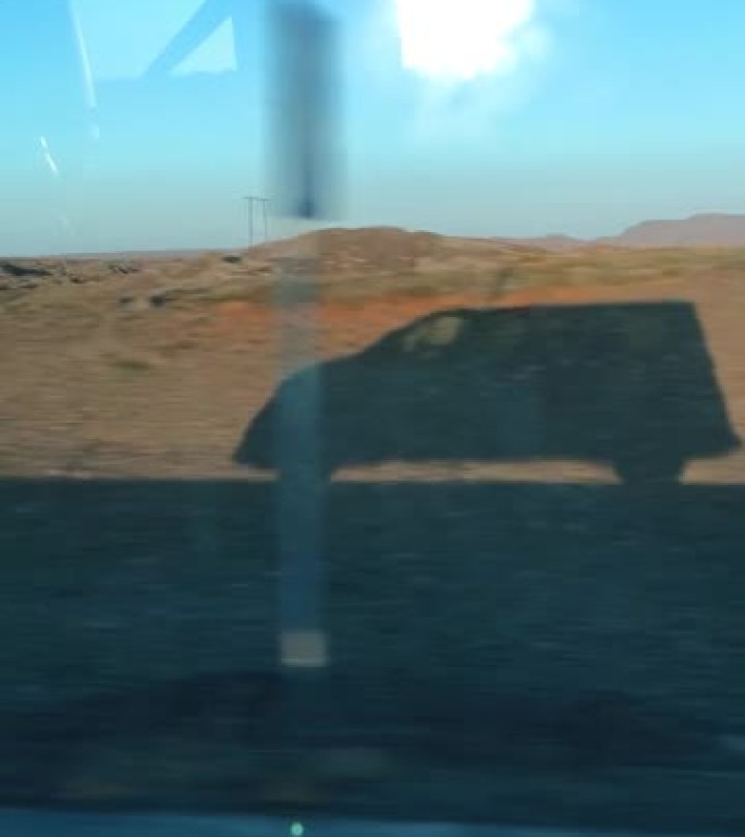 一辆面包车在冰岛火山景观上行驶的阴影