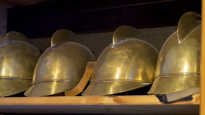 宫廷侍卫的金头盔