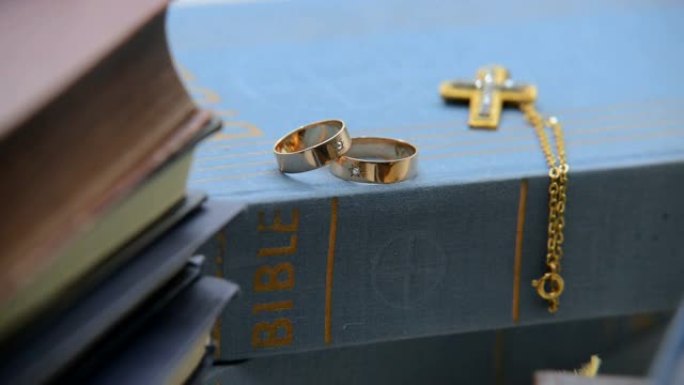 两枚结婚戒指在书架上。