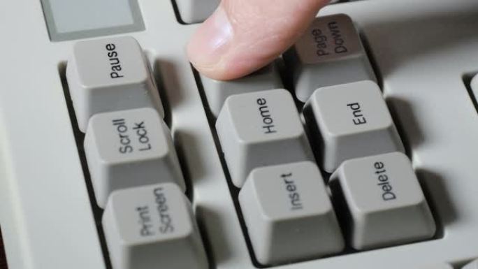 手指按下键盘上的向上翻页按钮