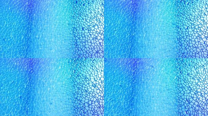 环状的抽象液体背景，在闪亮的光泽表面上有波浪形的闪光图案。像箔或明亮玻璃表面的粘性蓝色流体。美丽的创