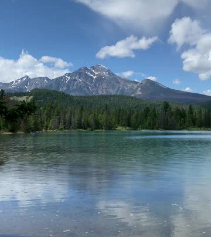 加拿大艾伯塔省贾斯珀国家公园的伊迪丝湖全景