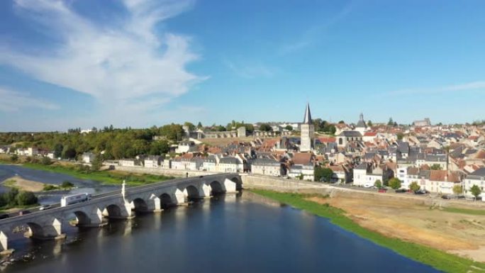 卢瓦尔河上的慈善老城及其在卢瓦尔河，法国，勃艮第，涅夫勒河上的中世纪桥梁，夏季和无人机。