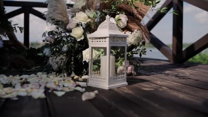 婚礼拱门附近烛台上的蜡烛