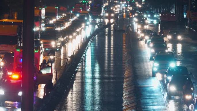 暴雨淹没了汽车。下雨天梅雨洪水洪涝城市积