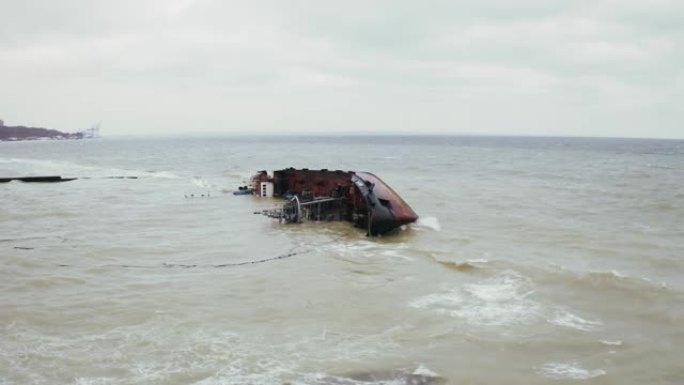 在敖德萨黑海海岸失事的沉没货船油轮的空中俯视图，无人机正在靠近船飞行