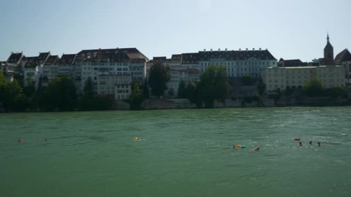巴塞尔市中心晴天河拥挤游泳区慢动作全景4k瑞士
