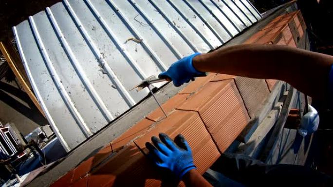 一名男子在建筑屋顶施工中钉钉子的特写镜头