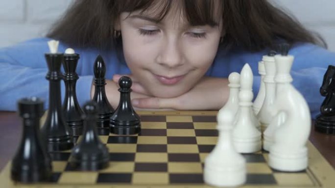 一个下棋的孩子的肖像。