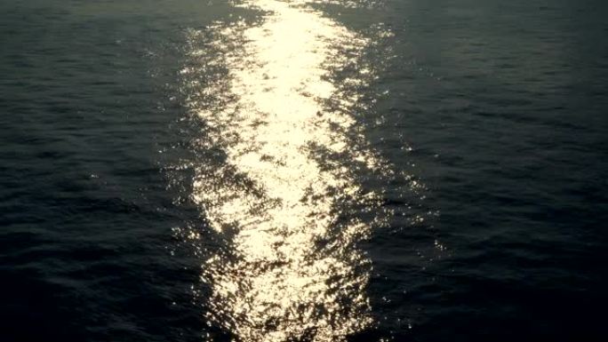 海洋日落时的金色水