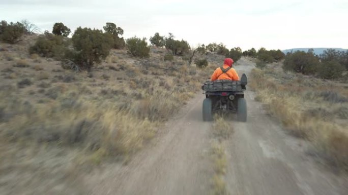 ATV 4 Wheeler大型游戏在科罗拉多州西部的高沙漠高原上狩猎