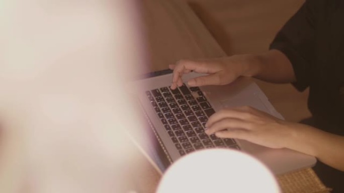 年轻女子在家工作，在电脑上打字。