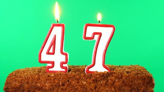用47号点燃蜡烛的蛋糕。色度键。绿屏。隔离