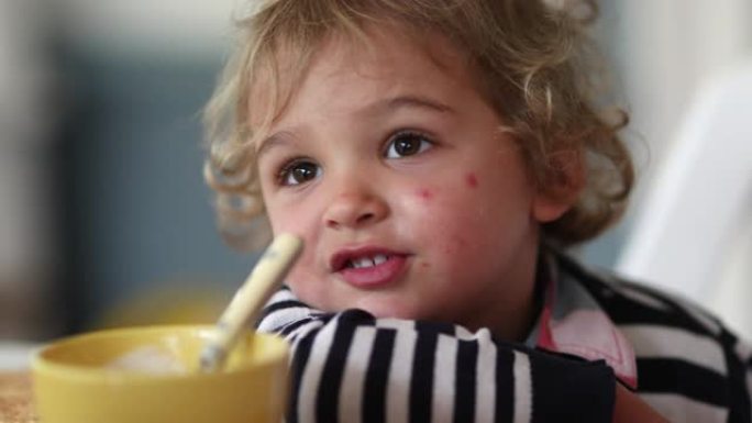 可爱的蹒跚学步的男婴肖像