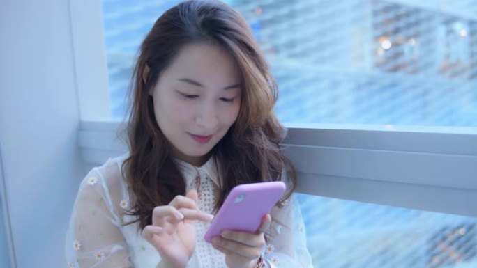 在咖啡店使用手机