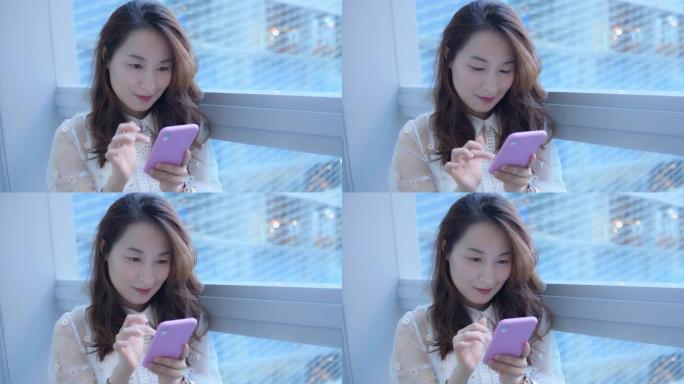 在咖啡店使用手机