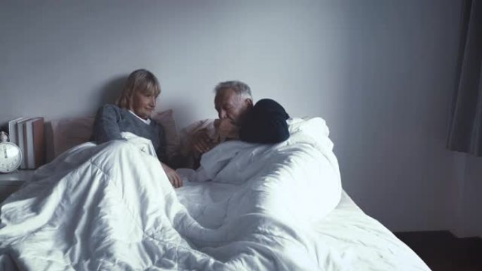 年长的高加索老妇人醒来，晚上在卧室生病时给男人吃药