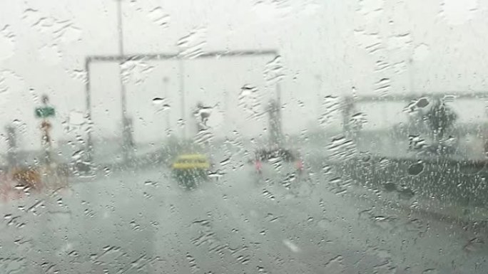 在汽车行驶中使用雨刷。