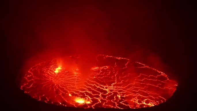在充满烟雾的活火山Nyiragongo火山口中的熔岩湖特写镜头
