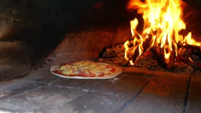 自制美味的马苏里拉奶酪披萨，在粘土烤箱中烹饪，背景为木焰。