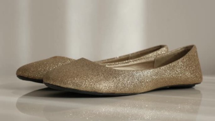 白色特写4k金色芭蕾平底鞋