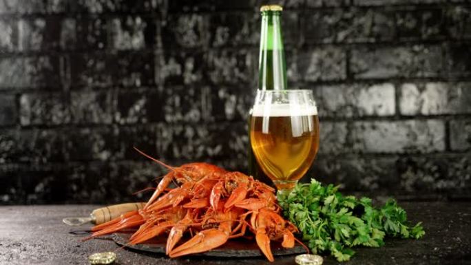 美味的煮小龙虾放在石板上，配啤酒。