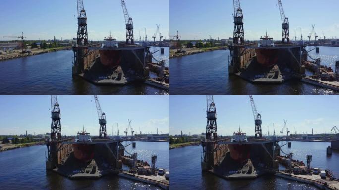 在拉脱维亚里加，正在通过喷砂修复的浮动干船坞中的船舶的鸟瞰图。