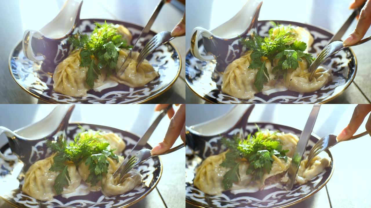 宏人在桌上用刀叉切鞑靼饺子