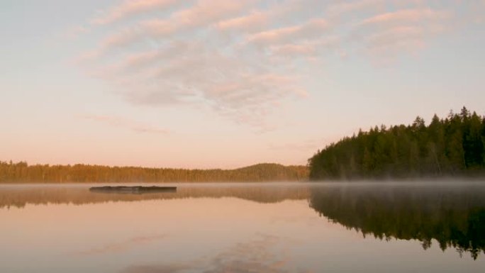 秋林旁的湖面上的晨雾
