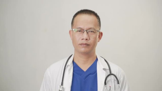 亚裔医生的肖像，年龄在40-50岁的白人背景