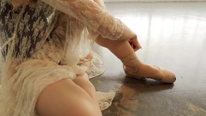 舞者穿上芭蕾舞鞋换鞋子舞蹈演员彩排排练