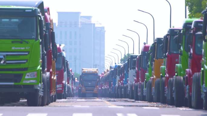 发电厂鸟瞰图 一群摩托车停在停车场 一辆大型卡车停在建筑物前