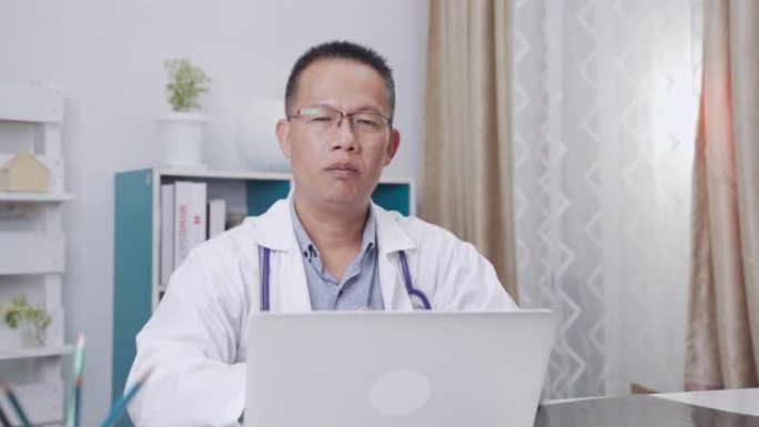 医生正在通过计算机系统在线进行视频通话，聊天或与患者会面。，医生在家工作