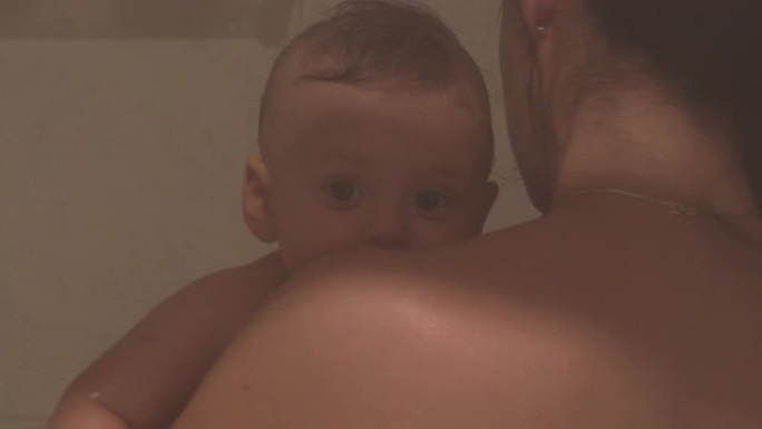 妈妈洗澡时给婴儿洗澡妈妈抱着婴儿