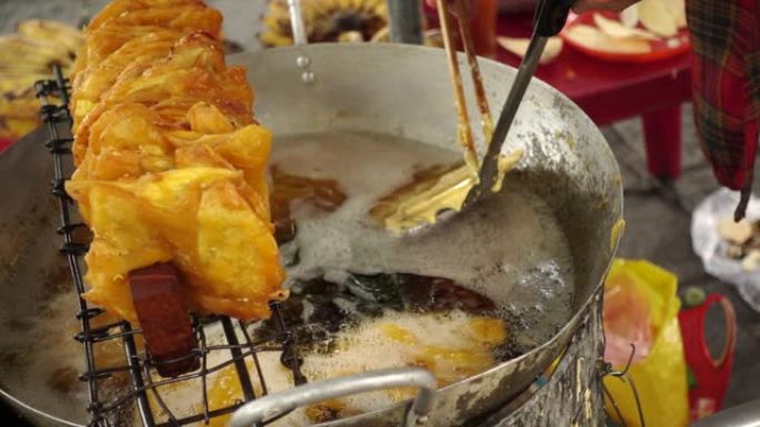 越南街头炸红薯和香蕉。