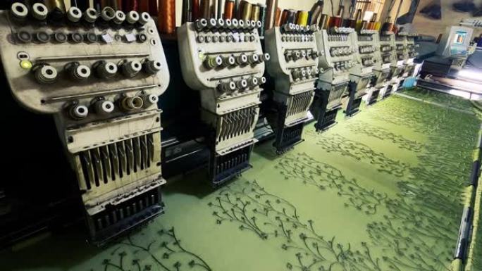 工业刺绣跑机机制作精美图案。电脑绣花机。数字纺织行业。