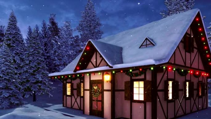 雪覆盖的房子的门面，冬天晚上降雪时带有圣诞装饰