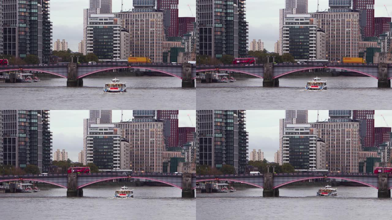 泰晤士河上的船与城市背景