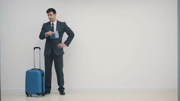 忙碌的商人带着手提箱看着机场的登机台，背景是白色的。
