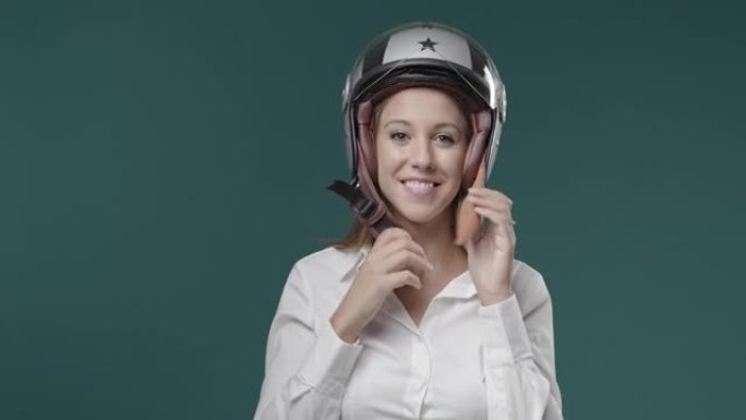 戴摩托车防护头盔的女人