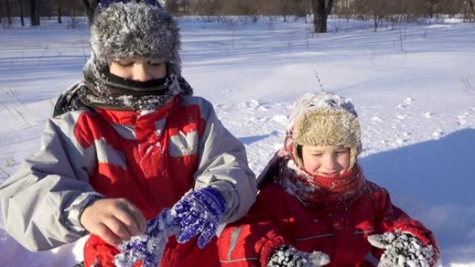 冬季公园的两个孩子穿上了黏糊糊的雪