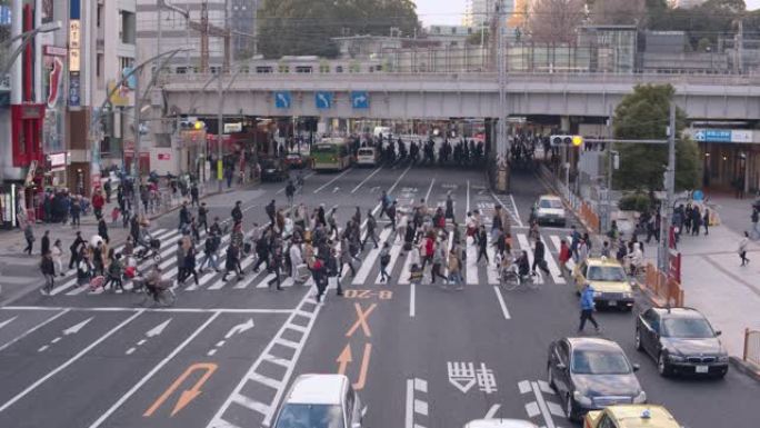 日本东京。2019年12月26日: 东京上野公交，行人景观