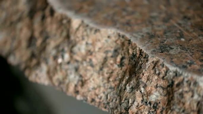花岗岩原石板的不平坦部分，特写视图。