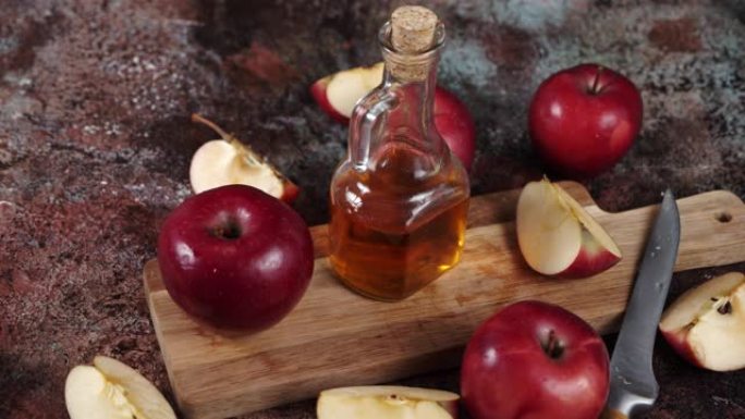 木桌上的苹果醋。