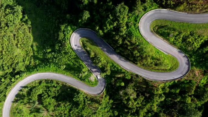 泰国南。鸟瞰美丽的天空之路，俯瞰着绿色丛林的山顶。山区曲线路上的公路旅行。