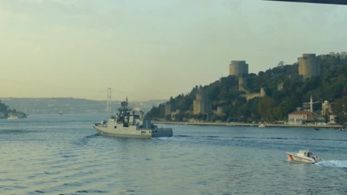 以伊斯坦布尔著名景点为背景的博斯普鲁斯海峡的俄罗斯军舰