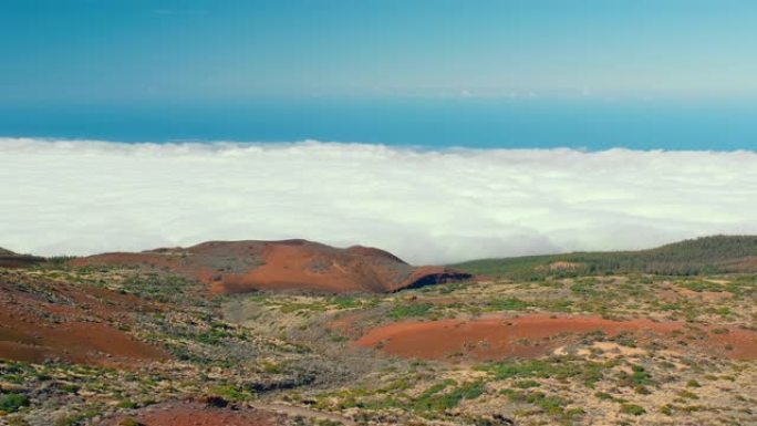在加那利群岛泰德火山顶部艰难徒步旅行后，云层之上。艰难的一天徒步到火山山顶，从上面看，底部隐藏在云层