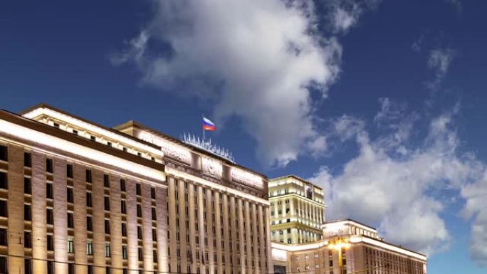 俄罗斯联邦国防部 (Minoboron) 在移动云层背景下的主楼-是俄罗斯武装部队的管理机构。俄罗斯