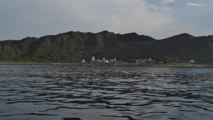 台湾基隆市海岸线航行的船只